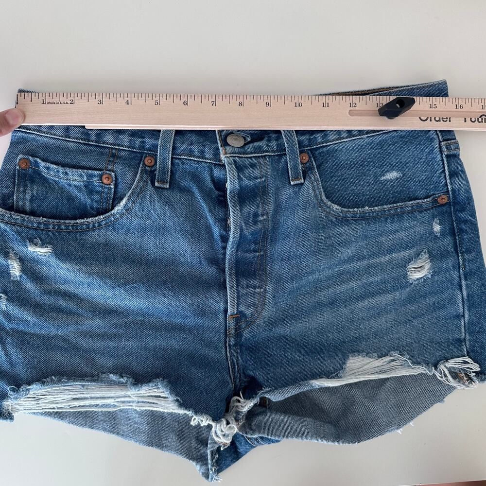 Levi's 501 denim jean shorts distressed - Picture 10 of 12